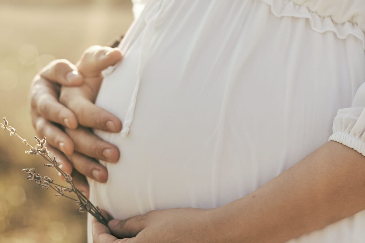 Gestante com as mãos sobre a barriga